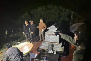 Giấu 2.400 viên ma tuý trong ngôi mộ