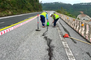 Khắc phục tạm vết nứt dài gần 40 m trên đèo Ngang