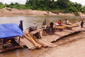 Dùng thuyền máy, ô tô để chở gỗ lậu từ Lào về Việt Nam