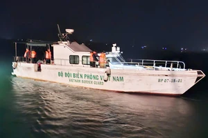 2 ngư dân gặp nạn được tàu Khánh Minh 09 và Biên phòng Quảng Trị cứu