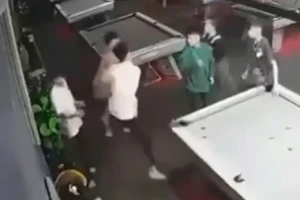 Đánh nhau trong quán bi-a, 1 người nguy kịch