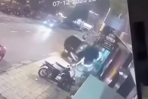 Ô tô lùi rồi lao lên vỉa hè đâm 3 người bị thương