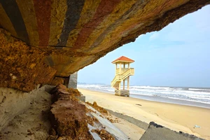 Bờ biển Bến Hải, Quảng Trị bị sóng đánh tan hoang, đe doạ nhiều căn nhà