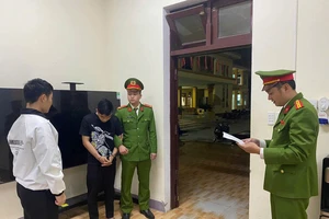 Nam thanh niên trộm ô tô đến quán nhậu chở bạn gái về nhà