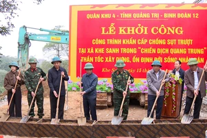 Khẩn trương hoàn thành kè chống sạt lở ở xã Khe Sanh