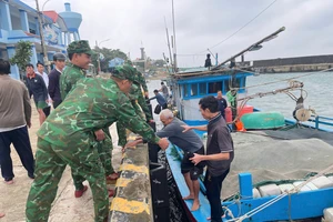 6 ngư dân đang đánh cá bị sóng đánh chìm tàu