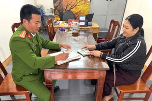 Nhờ người nhà rút 100 triệu tiền mặt để trả lại người chuyển nhầm