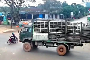 Camera ghi lại cảnh xe tải đâm xe máy khiến cháu bé 3 tuổi tử vong