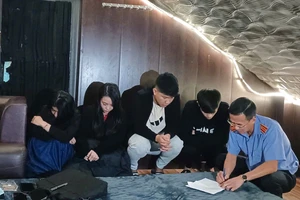 Thấy công an kiểm tra, nhóm 'bay lắc' gọi nhau xoá dấu vết