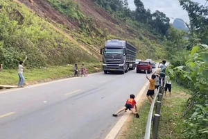 Cảnh báo tình trạng trẻ em lao ra đường 'nhảy múa' với xe tải