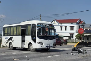 3 thanh thiếu niên nằm bất động sau va chạm với xe khách