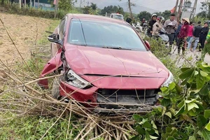 Bị tấn công ở quán karaoke, thanh niên lái ô tô lao vào đối thủ