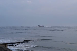 Tàu hàng 3.000 tấn của Trung Quốc mắc cạn ở biển Quảng Trị