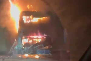 Xe khách đang di chuyển thì bất ngờ bốc cháy