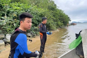 Thợ lặn chuyên nghiệp hỗ trợ tìm kiếm 2 nạn nhân mất tích vụ chìm thuyền ở Quảng Trị