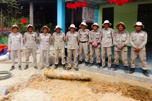 Đào sân, gặp quả bom hơn 200 kg ngay sát móng nhà