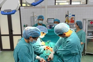 Vỡ thai ngoài tử cung, sản phụ thoát ‘cửa tử’ khi 2 điều dưỡng kịp thời hiến máu