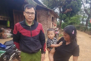 Công an xã lao xuống hồ cứu bé trai 20 tháng tuổi đuối nước