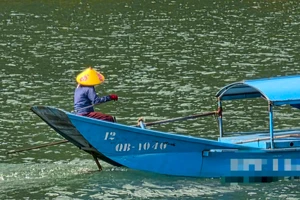 Nhiều lái thuyền không mang áo phao trên sông Son bị phạt