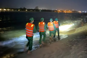 Xuyên đêm tìm kiếm du khách bị sóng cuốn mất tích tại biển Nhật Lệ