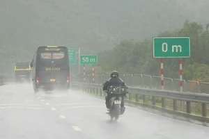 Đi xe máy phượt từ Hà Nội vào Lâm Đồng nhưng lạc vào cao tốc