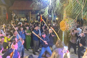 Trai làng mãnh liệt đập vỡ trống đêm hội Ma Coong