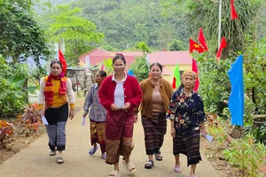 Hình ảnh người dân vượt sông, băng rừng Trường Sơn đi bỏ phiếu sớm