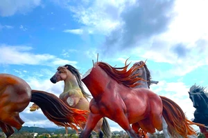 Linh vật ngựa đẹp mê hồn ở Lao Bảo bị đập phá bay đầu, gãy chân, mất đuôi