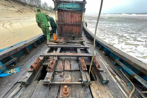 Phát hiện tàu gỗ trôi dạt vào biển Quảng Trị