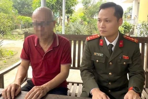 2 người đàn ông xúc phạm một cán bộ công an tham gia ứng cử