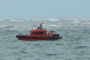Sóng đánh chìm thuyền đánh cá, 1 ngư dân mất tích