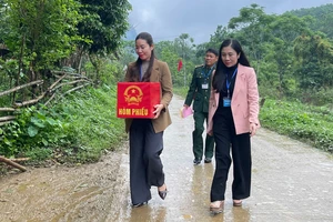 Cán bộ đến tận nhà hỗ trợ đồng bào người Rục sức khỏe yếu bỏ phiếu