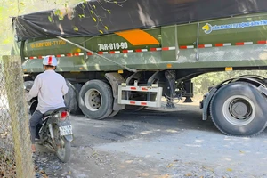 Không có biển hạn chế tải trọng, đường dân sinh bị xe tải 'băm nát'