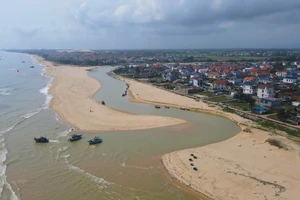 Hàng loạt tàu thuyền không thể ra khơi do cửa sông Dinh bồi lấp