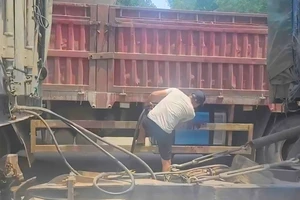 Tài xế xe tải, xe khách độ chế thùng chứa để chở dầu qua Lào trái phép
