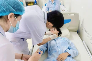 Nữ sinh ở Quảng Trị bị dây điện cứa vào cổ khi đang đi trên đường