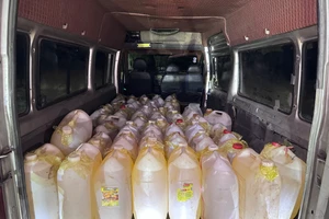 Dùng ô tô chở xăng lên biên giới rồi lấy xe máy chở qua Lào