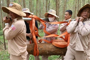 Quả bom hơn 200 kg nằm gần đường lớn có nhiều xe qua lại