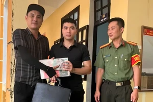 Đang chạy bộ thì nhặt được cặp màu đen chứa 350 triệu 