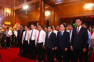 Phó Thủ tướng Lê Tiến Châu dự chương trình 'Bản hùng ca trên sông' tại bến phà Gianh