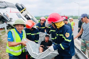 Giải cứu tài xế mắc kẹt dưới gầm xe đầu kéo bị tai nạn trên cao tốc