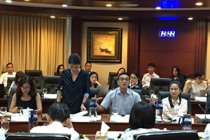 Sáp nhập 2 sàn để tránh '1 thuyền, nhiều người chèo'