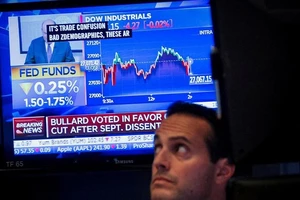 Mỹ giảm lãi suất lần ba liên tiếp, vàng leo dốc trở lại