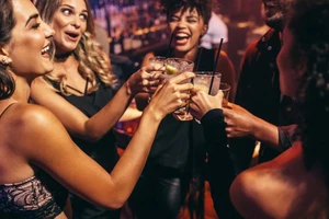 Khuyến mãi lạ: Phụ nữ nặng được uống nhiều bia miễn phí 