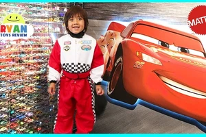 Bé 8 tuổi kiếm 26 triệu USD từ YouTube