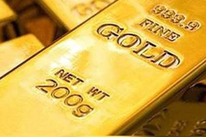 Vì sao giá vàng không tăng lên 1.900 USD mà lại rớt mạnh?