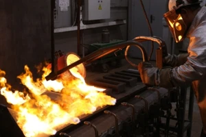 Vì sao giá vàng bỗng nhiên rớt xuống vực thẳm?