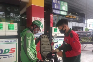 Vì sao giá xăng không giảm xuống mức 5.000 đồng/lít? 