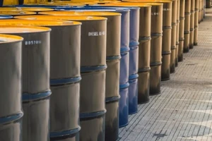 Giá dầu thế giới tiếp tục lao dốc, chạm đáy 21 năm