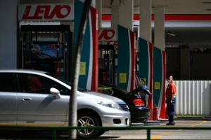 Giá xăng VN và các nước ra sao sau khi dầu Mỹ 'khóc thét'?